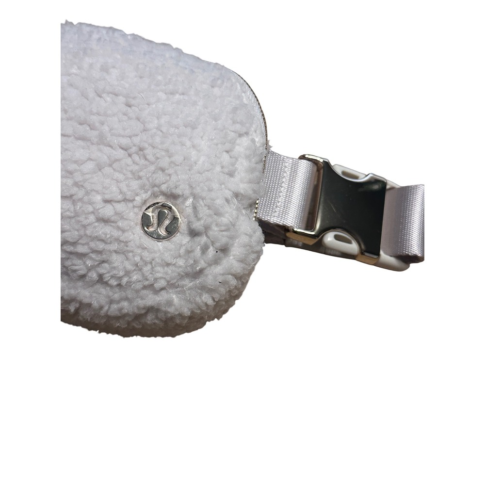 Lululemon Everywhere Belt Bag 1L Fleece Sherpa White Gold - Picture 2 of 8